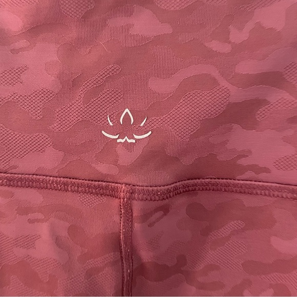 BEYOND YOGA Camo High Waisted Performance Biker Short red size large - Picture 6 of 14